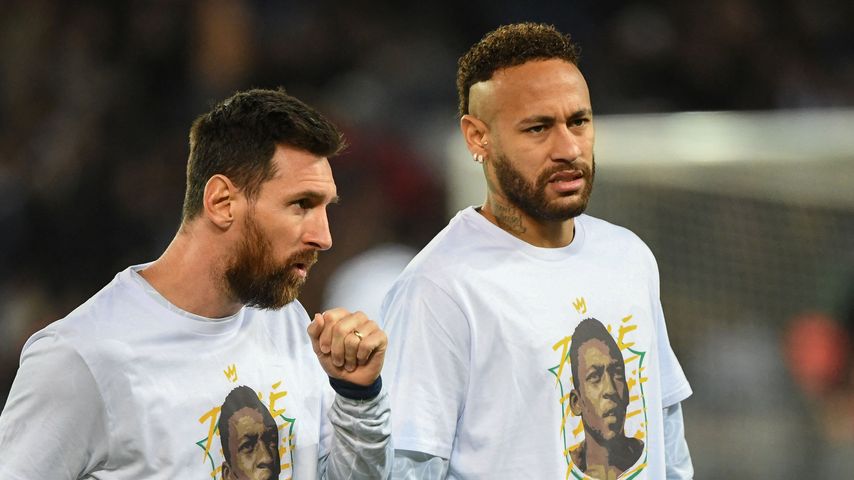 Lionel Messi und Neymar Jr. mit Pelé-Shirts