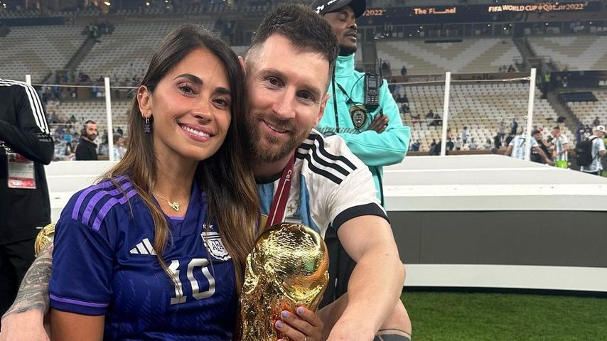 Lionel Messi und seine Frau Antonela Roccuzzo mit dem WM-Pokal