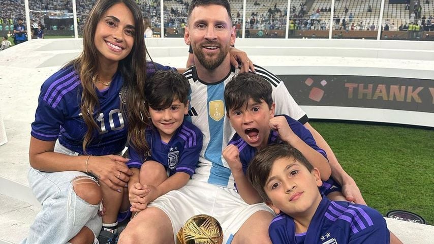 Lionel Messi und seine Frau Antonela Roccuzzo mit ihren drei Söhnen nach dem WM-Sieg