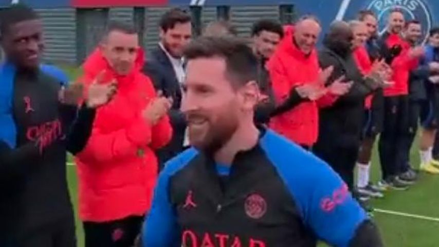 Lionel Messi wird von seinem Verein PSG empfangen
