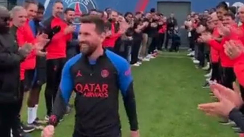 Lionel Messi wird von seinem Verein PSG empfangen