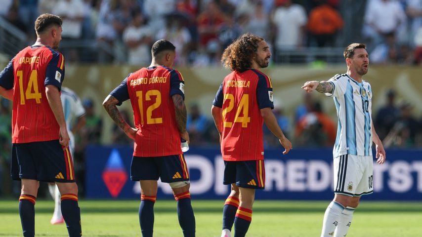 Lionel Messi diskutiert mit Marc Cucurella im WM-Finale 2026 zwischen Argentinien und Spanien