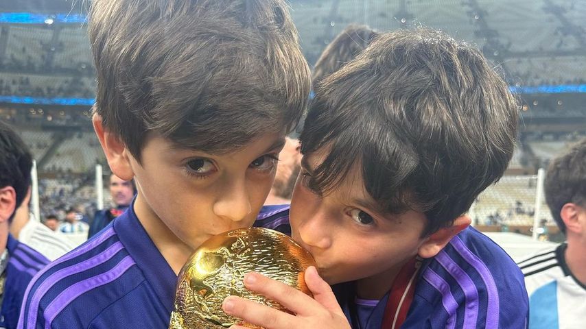 Lionel Messis Söhne mit dem WM-Pokal