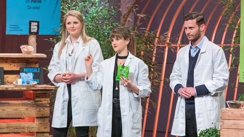 Lisa Berger, Sandra Ebert und Pascal Moll mit ihrem Produkt Retter Kräcker