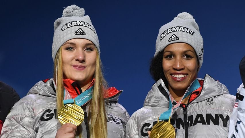 Lisa Buckwitz und Mariama Jamanka bei der Medaillenzeremonie für Bobsport 2018