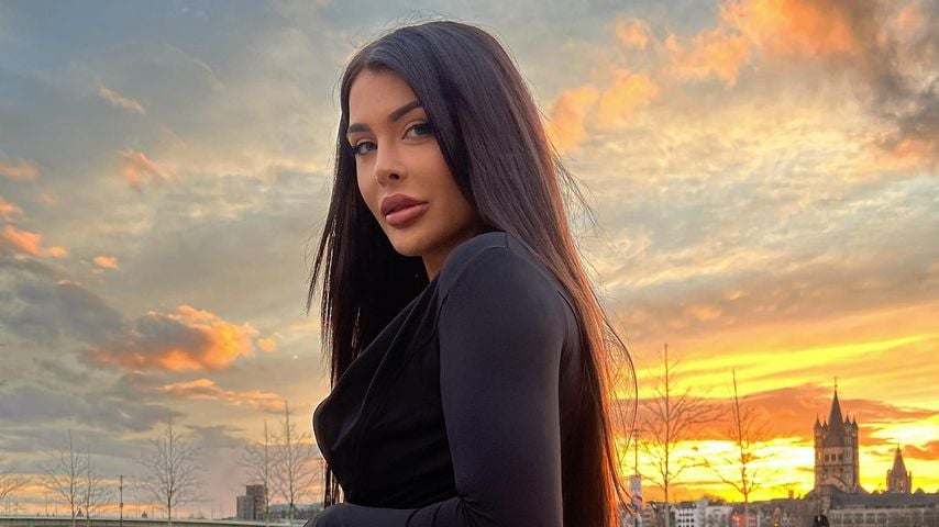 Praller Po: Lisa Del Piero posiert vor einem Sonnenuntergang