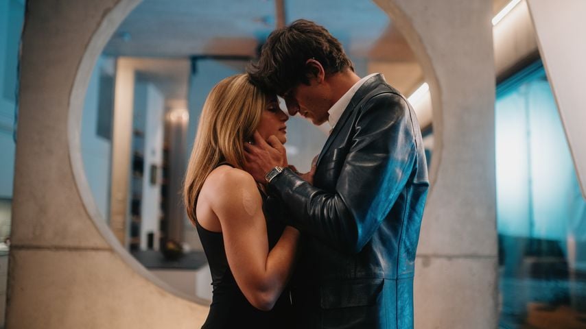 Lisa-Marie Koroll und Amin Baahmed in einer Szene aus "Drive – The Pretenders"