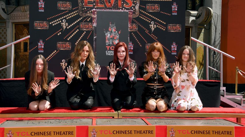 Lisa Marie Presley (2. v. l.) neben ihrer Mutter (m) und ihren Kindern, Juni 2022