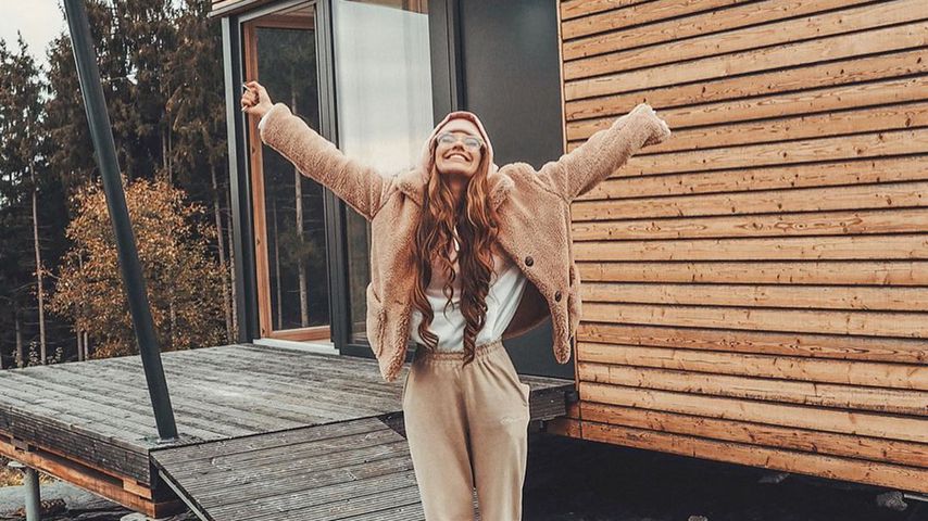 Lisa-Marie Schiffner vor ihrem Tiny House