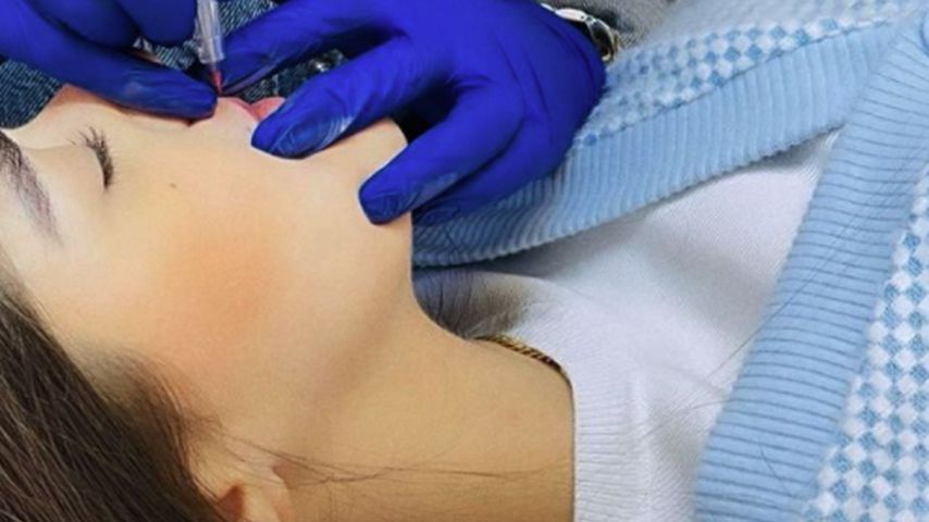 Lisa Marie Straube während ihrer Lippenpigmentierung