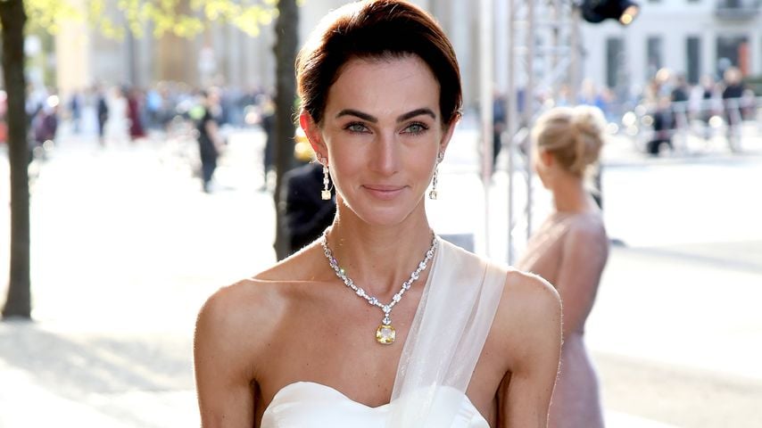 Wegen Riss: Lisa Müller begeistert mit zwei Looks in Berlin