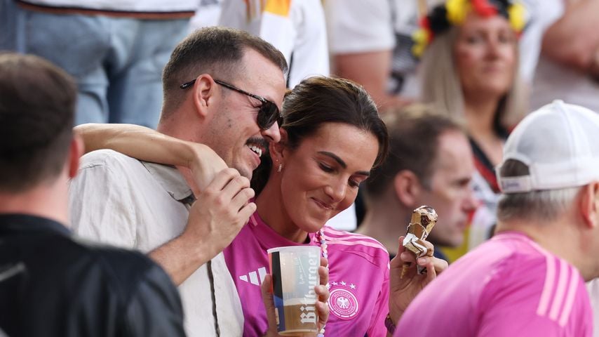Lisa Müller mit Michael James Murphy im Stadion in Dortmund vor dem EM-Achtelfinale Deutschland gegen Dänemark, 2024