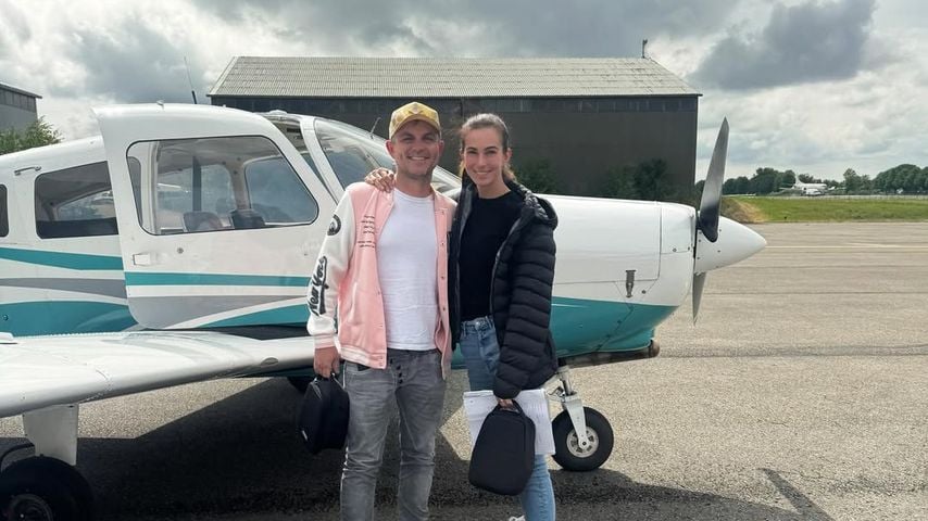 Lisa Müller mit ihrem Fluglehrer nach der bestandenen Prüfung