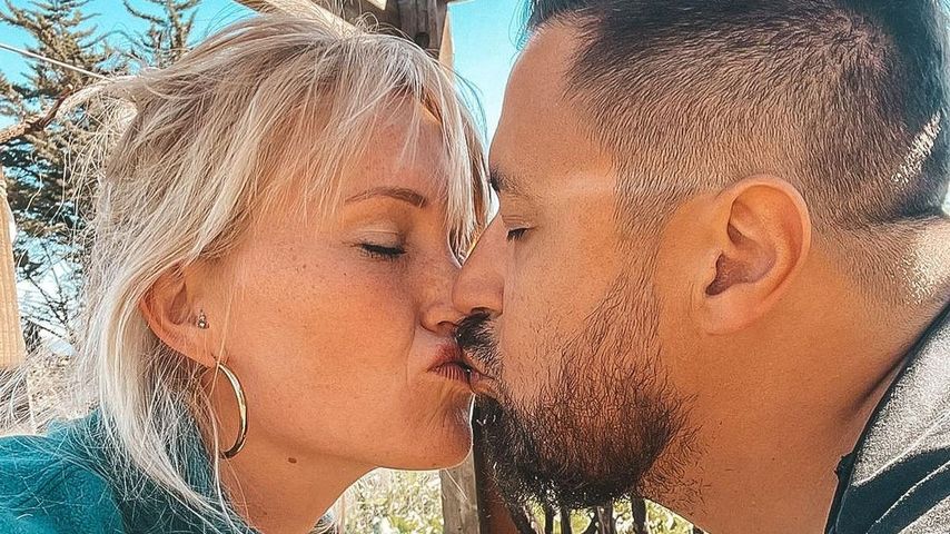 Lisa Reyes und Robert Reyes küssen sich