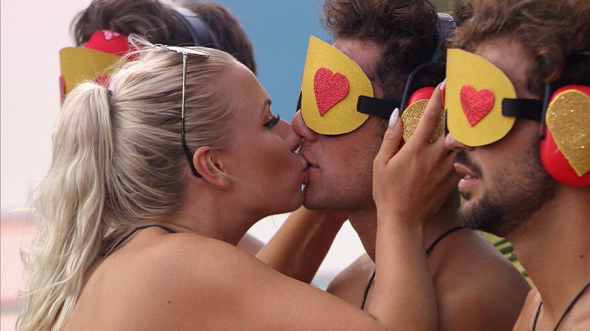 Lisa und Danilo bei einer "Love Island"-Challenge