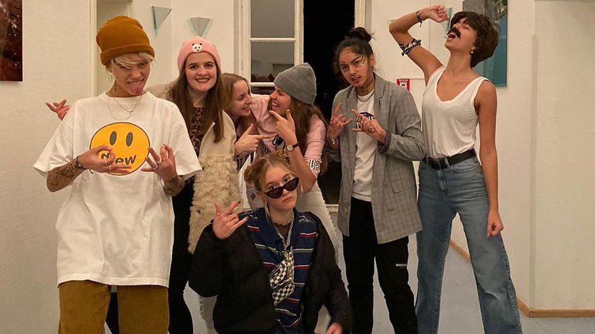 Lisa und Lena und ihre Freunde auf ihrer Silvesterparty