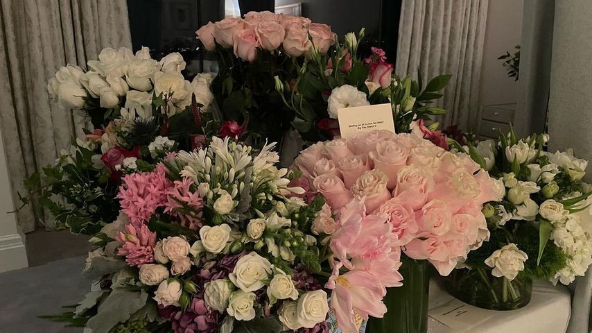 Lisa Vanderpump mit Blumensträußen