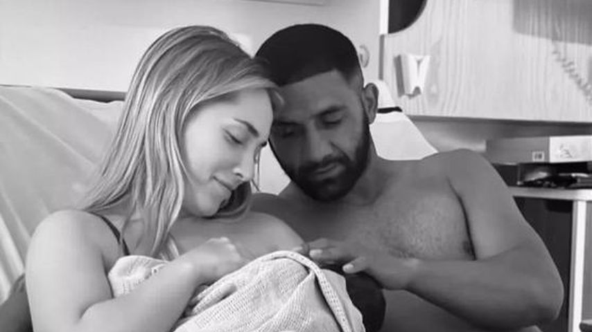 Influencerin Lissie Rhodes mit ihrem Kind und dessen Vater