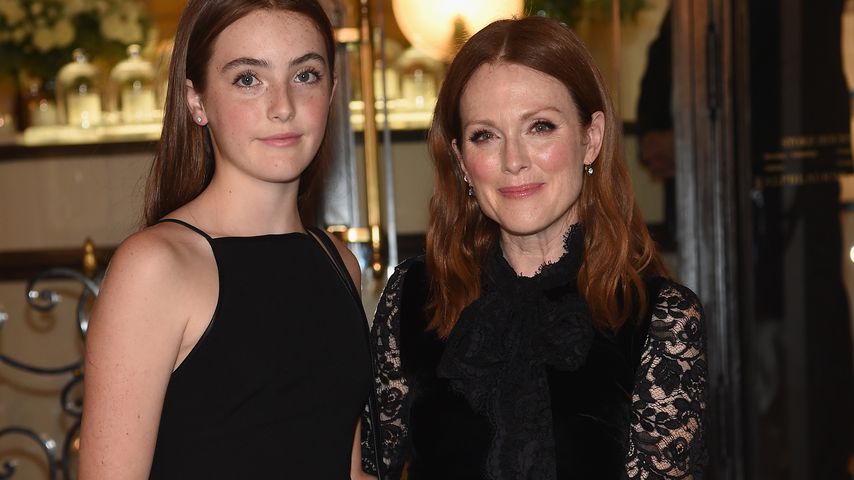 Liv Freundlich und ihre Mutter Julianne Moore auf der Fashion Week in NYC im September 2016