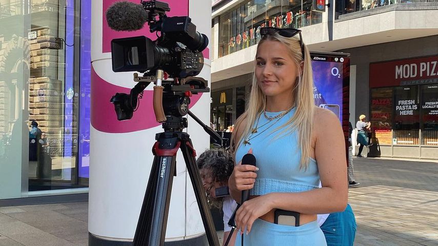 Straßensängerin und TikTok-Star Liv Harland in Leeds, Juli 2021