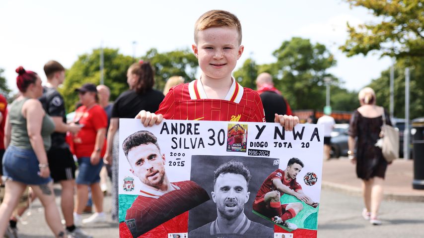 Liverpool-Fan zeigt ein Poster zu Andre Silva und Diogo Jota vor dem Testspiel in Preston
