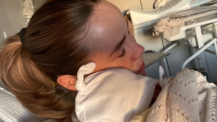 Frischgebackene Mama Liz Kaeber und ihr Baby sind zu Hause
