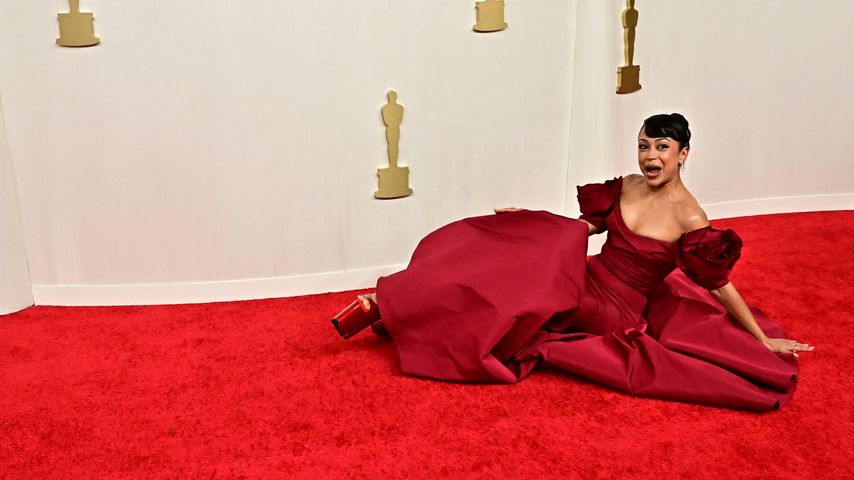 Peinlich! YouTube-Star Liza Koshy fällt bei den Oscars 2024!
