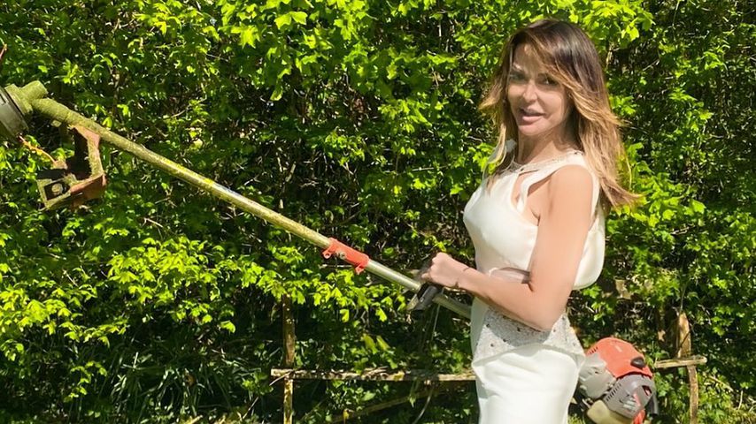 Skurril: UK-Spielerfrau trägt Ballkleider zur Gartenarbeit