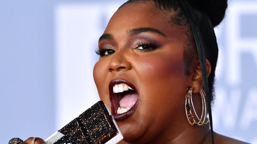 Lizzo mit ihrer Schokoladen-Handtasche bei den Brit Awards 2020