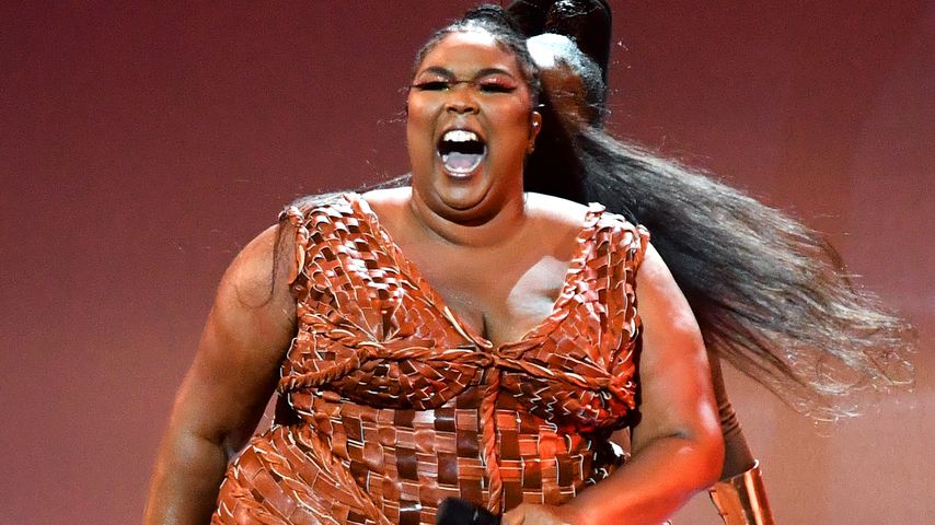 Nach Schoko-Dress: Sängerin Lizzo performt im Leder-Bodysuit