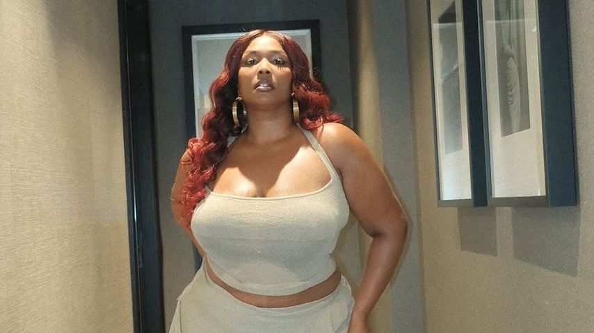 Schlanke Lizzo flasht Fans mit glitzerndem Minirock-Auftritt