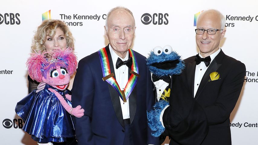 Lloyd Morrisett (m.) mit den "Sesamstraße"-Figuren Abby Cadabby und das Krümelmonster, 2019