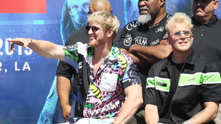 Logan Paul und Jake Paul auf der Bühne