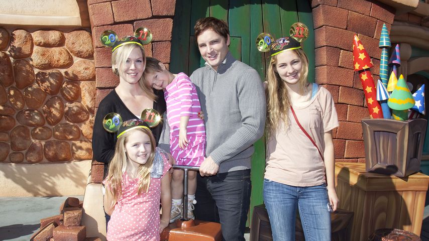 Jennie Garth und Peter Facinelli mit ihren Kindern im Disneyland Park 2011