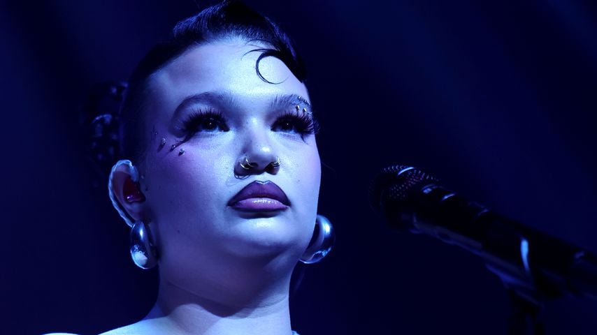 Lola Young performt bei der Elton John Aids Foundation Academy Awards Viewing Party in West Hollywood