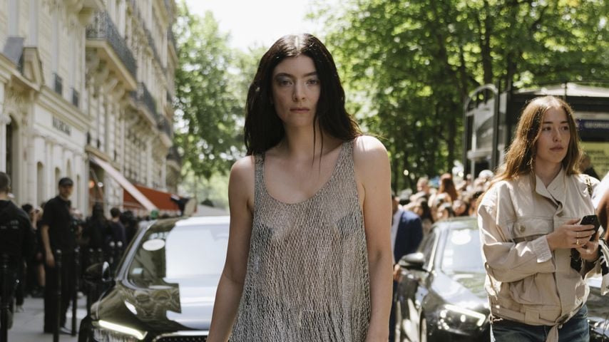Lorde bei einer Haute-Couture-Modenschau von Balenciaga im Juli 2025