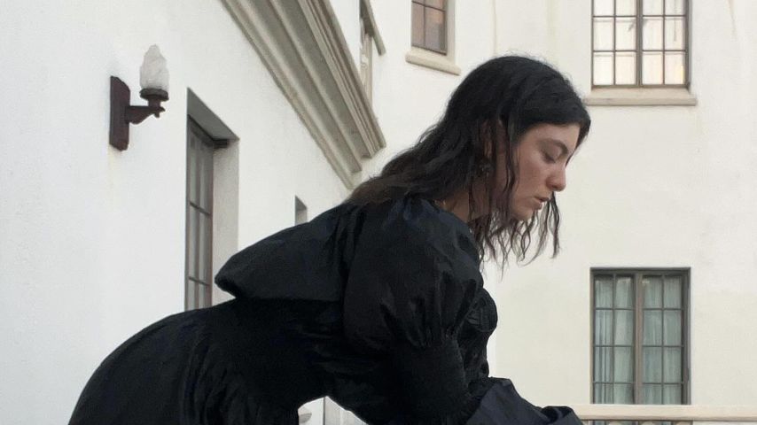 Lorde guckt vom Balkon