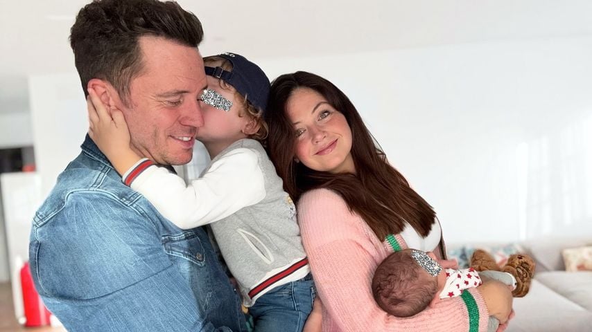 Lorenz Büffel und Emily Gierten mit ihren zwei Kindern