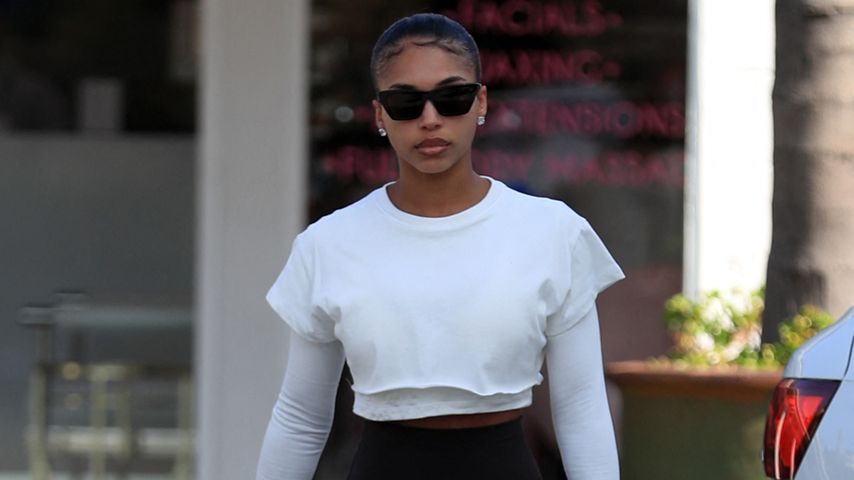 In Schlappen: Lori Harvey ist ganz entspannt unterwegs!
