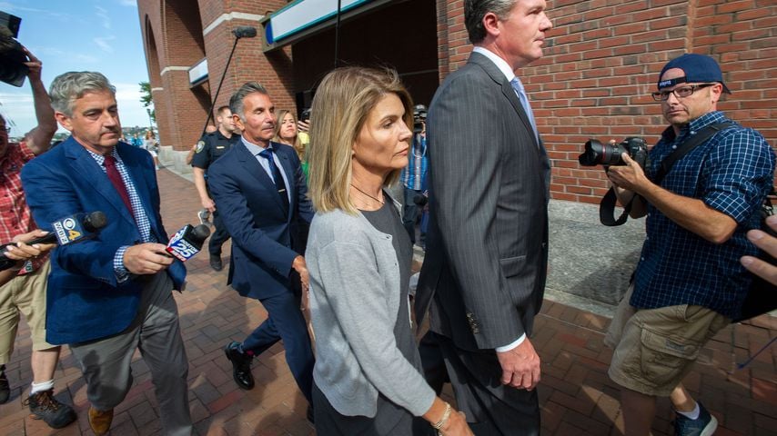 Lori Loughlin und Mossimo Giannulli verlassen ein Gerichtsgebäude in Boston