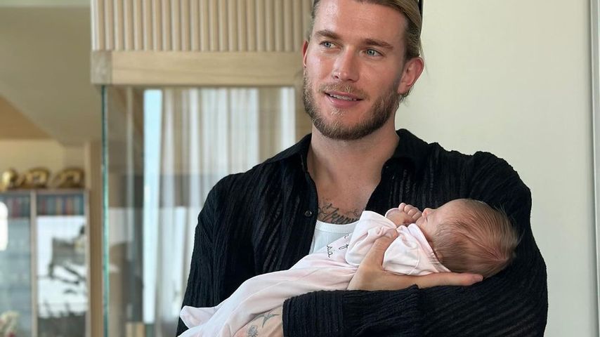Stolzer Papa: Loris Karius teilt neues Foto mit Baby Aria
