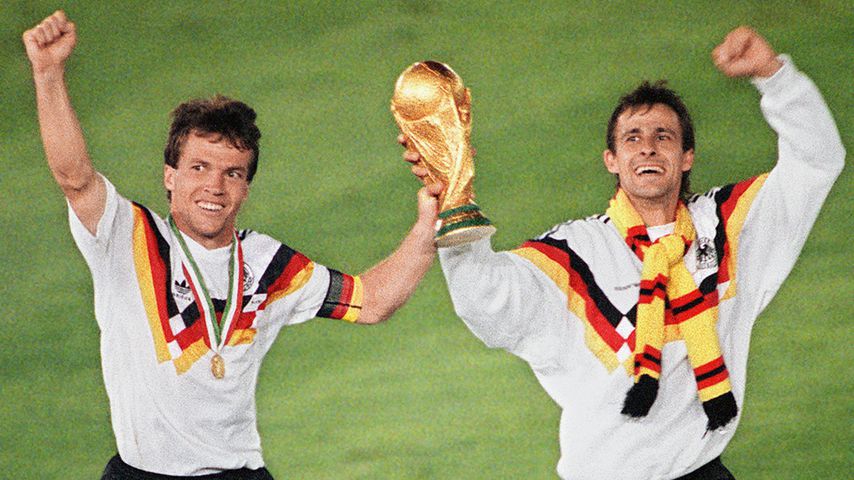 Lothar Matthäus und Pierre Littbarski nach dem WM-Finale 1990