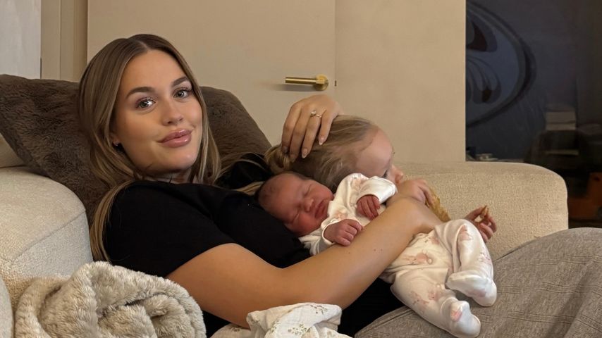 Lottie Tomlinson genießt die erste Zeit mit Baby Flossie