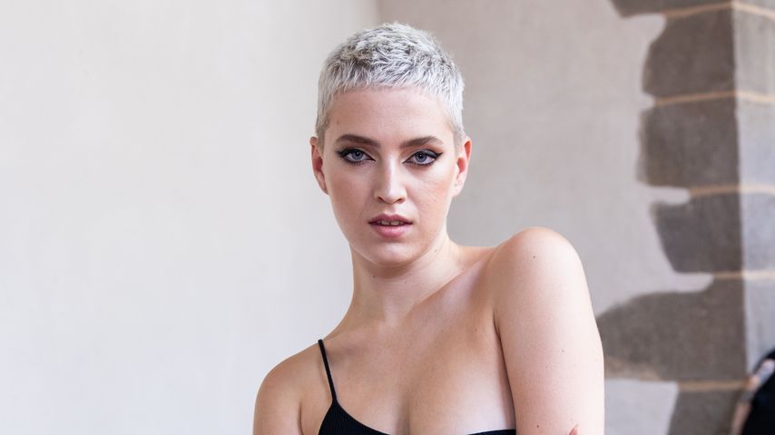 Total verändert! GNTM-Siegerin Lou-Anne posiert mit Perücke
