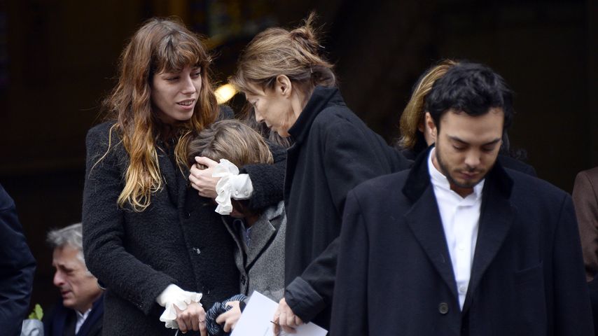Lou Doillon, ihr Sohn Marlowe Mitchell und Jane Birkin bei Kate Barrys Beerdigung im Dezember 2013