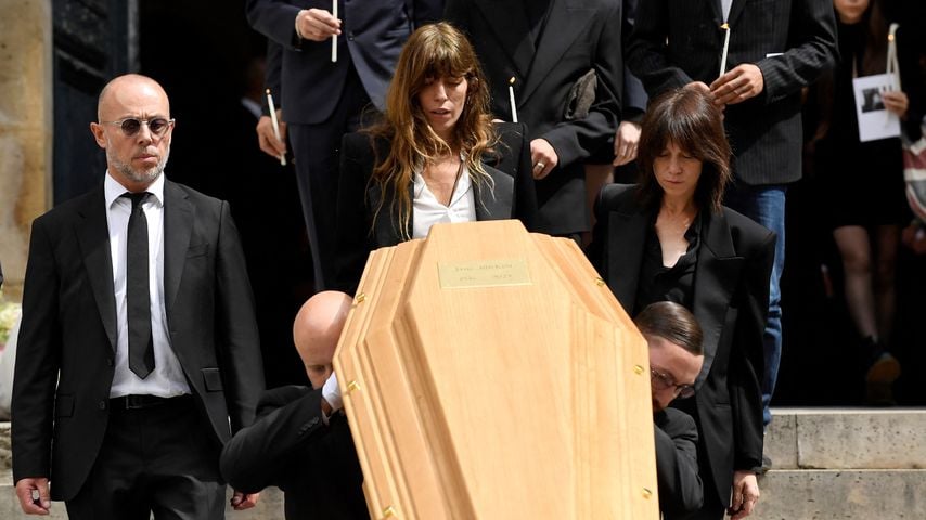 Lou Doillon und Charlotte Gainsbourg an Jane Birkins Trauerfeier