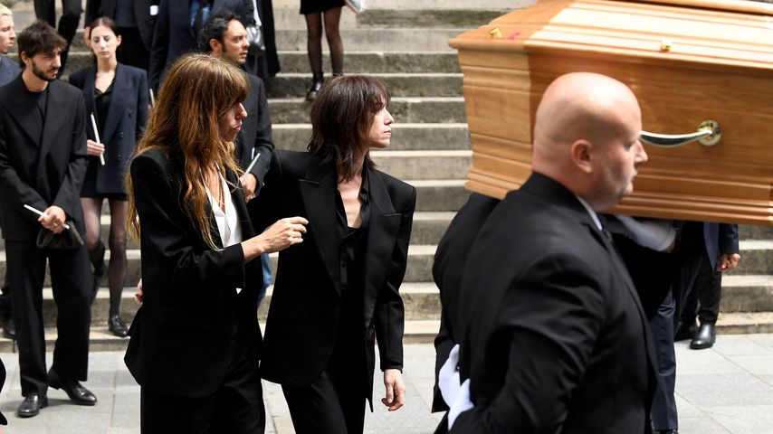Lou Doillon und Charlotte Gainsbourg an Jane Birkins Trauerfeier