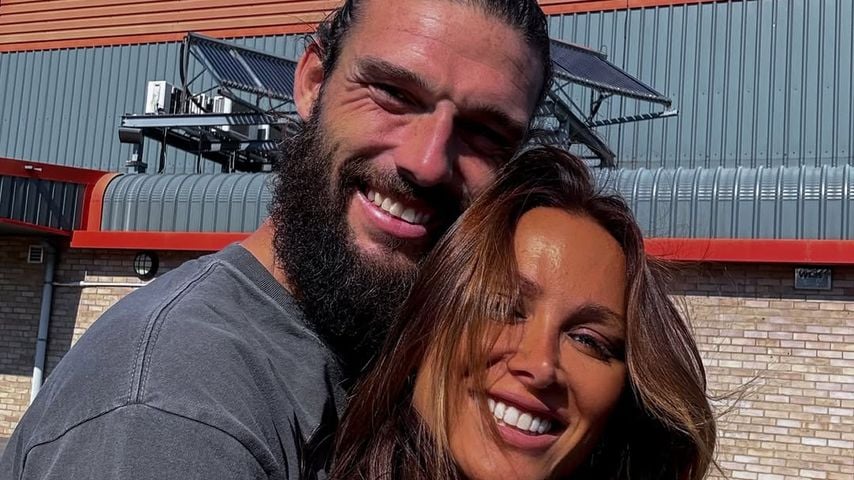 Stylistin Lou Teasdale und Fußballer Andy Carroll posten süßes Pärchenbild, Juli 2025.