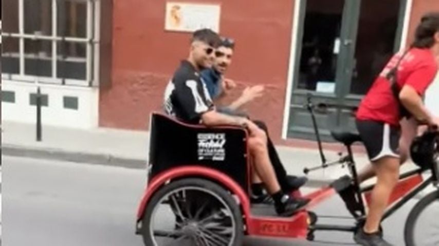 Louis Tomlinson und Zayn Malik in einer Rikscha