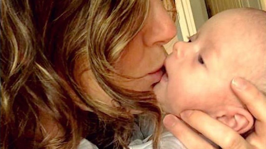 Joshua Sasses Ehefrau Louisa Ainsworth mit ihrem Baby